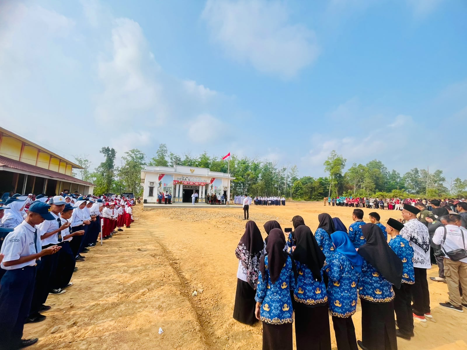 Masyarakat Desa Sukamaju menggelar upacara bendera peringatan Hari Ulang Tahun (HUT) Kemerdekaan Republik Indonesia ke-81 dengan penuh khidmat dan meriah pada Senin, 17 Agustus 2026.
