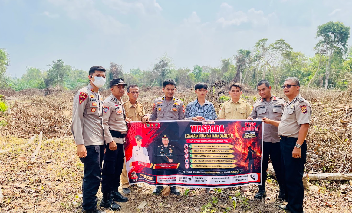 Guna mengantisipasi bencana kebakaran hutan dan lahan (Karhutla) di musim kemarau, jajaran Polsek Talang Ubi menggelar sosialisasi dan memberikan arahan langsung mengenai bahaya Karhutla kepada warga Desa Sukamaju,